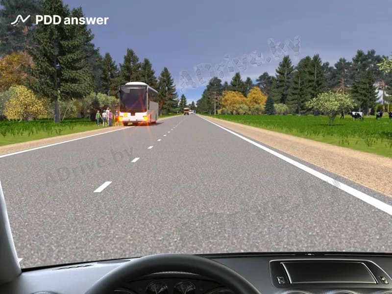 Как Вы должны поступить, приближаясь к стоящему автобусу с опознавательным знаком «Перевозка детей» в показанной обстановке?