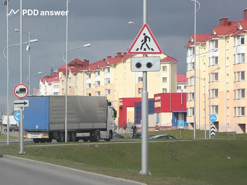 На каком расстоянии до пешеходного перехода устанавливается в населённом пункте дорожный знак «Впереди пешеходный переход»?