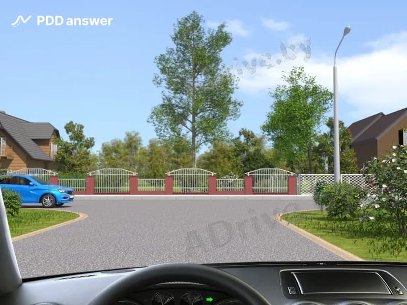 Поворачивая направо на показанном равнозначном перекрёстке, Вы имеете преимущество перед синим автомобилем. Как следует поступить, если водитель синего автомобиля не снижает скорость перед перекрёстком?