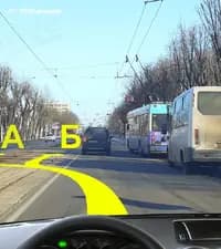 Соответствует ли какая-нибудь из показанных траекторий опережения требованиям Правил дорожного движения?