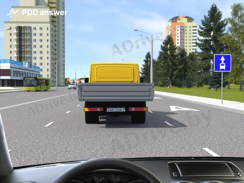 По какой полосе Вам разрешено осуществить опережение грузового автомобиля в показанной ситуации?