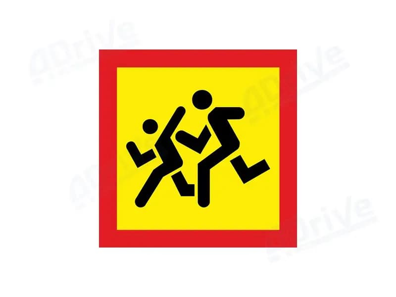 Водители каких транспортных средств при перевозке группы детей должны обозначить своё транспортное средство опознавательным знаком «Перевозка детей»?