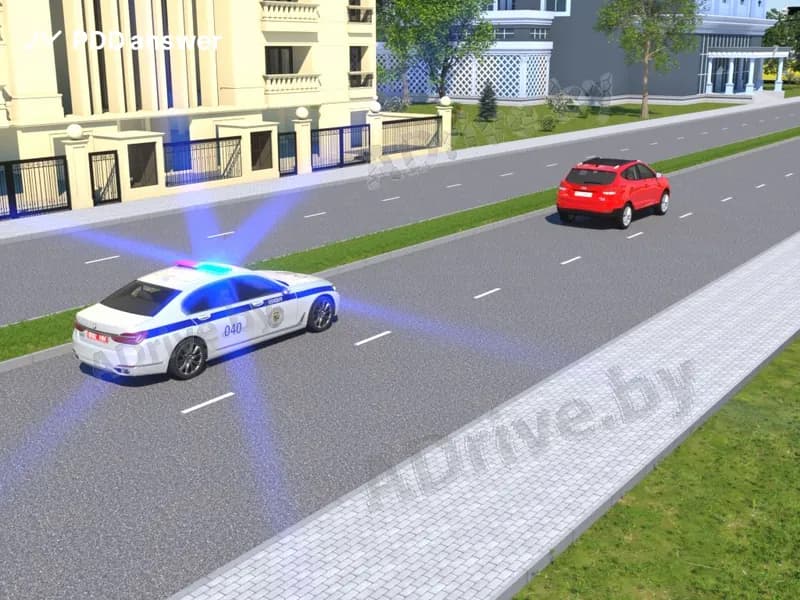 Требуется ли от водителя красного легкового автомобиля перестроиться в правую полосу движения при приближении транспортного средства оперативного назначения с включённым маячком синего цвета?