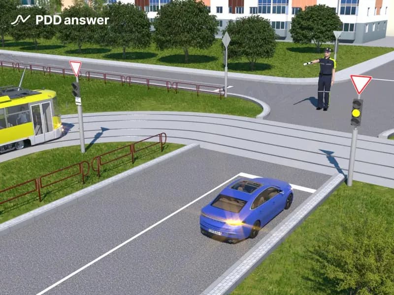 Как в показанной ситуации должен поступить водитель синего легкового автомобиля, если ему необходимо повернуть направо?