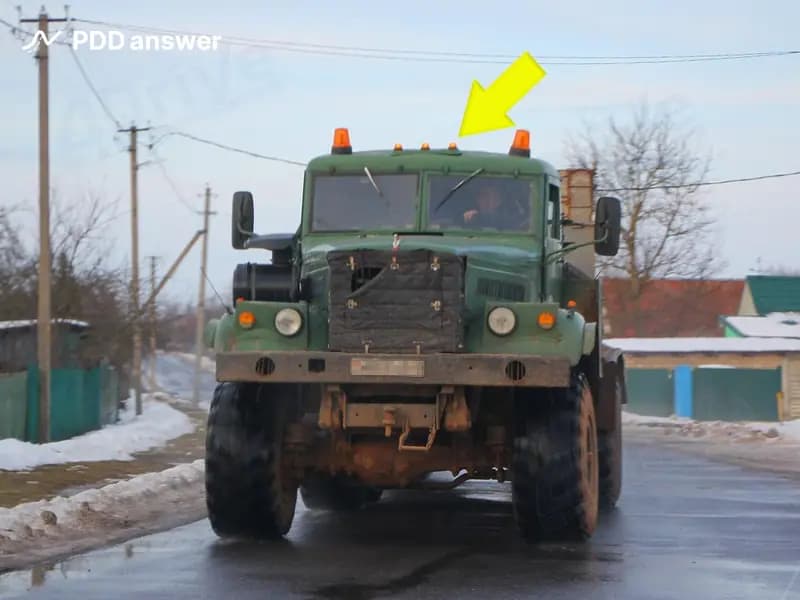 Что означают три включённых оранжевых фонаря на крыше кабины грузового автомобиля?