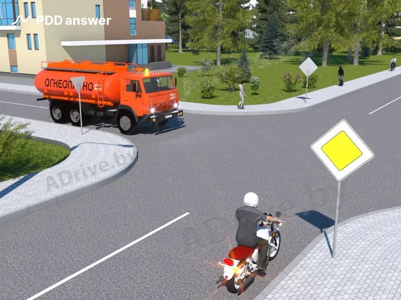 Предоставляет ли преимущество в движении маячок оранжевого цвета, включённый на механическом транспортном средстве, перевозящем опасные грузы?