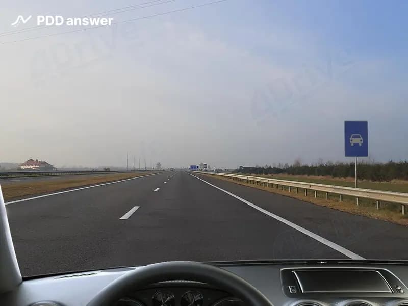 В каких местах из перечисленных Вам, управляя легковым автомобилем, разрешено произвести остановку на данной дороге?