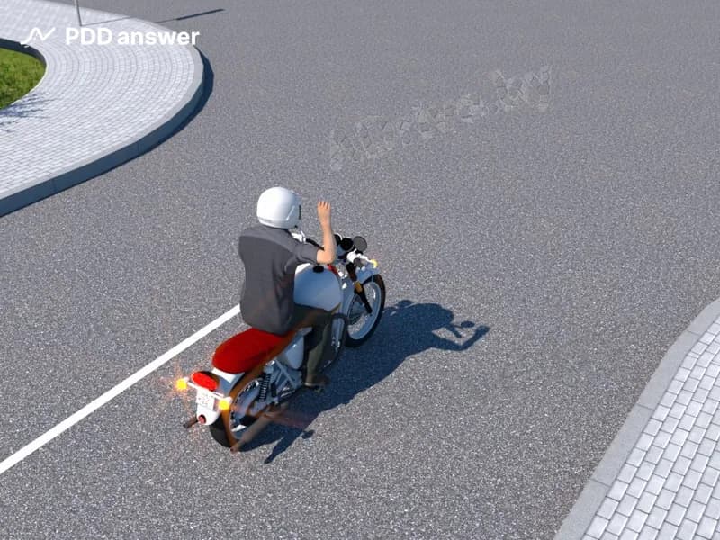 Какому сигналу соответствует жест, показанный водителем мотоцикла?