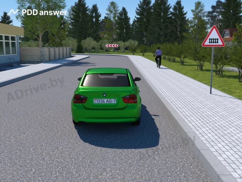 На каком расстоянии от железнодорожного переезда находится зелёный автомобиль в показанной ситуации в населённом пункте?