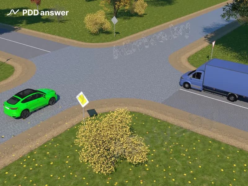 Какое из транспортных средств в показанной ситуации находится на главной дороге?