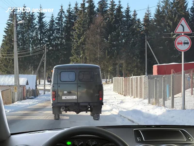 Перед Вами движется автомобиль со скоростью 35 км/ч. Нарушите ли Вы Правила дорожного движения, если, совершая обгон, закончите его до начала поворота?