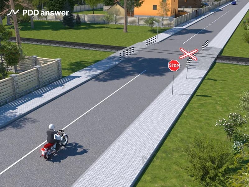 В каком месте из перечисленных необходимо остановиться водителю мотоцикла, если к железнодорожному переезду в пределах видимости приближается локомотив?