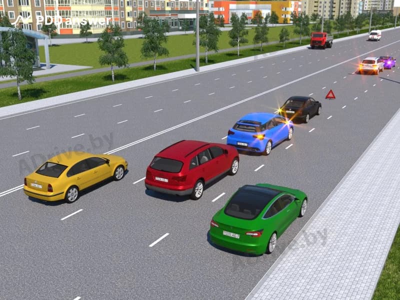 Из-за препятствия во второй полосе движения образовался затор. Водители каких автомобилей в показанной ситуации должны дать возможность перестроиться в свою полосу одному из стоящих в заторе транспортных средств?