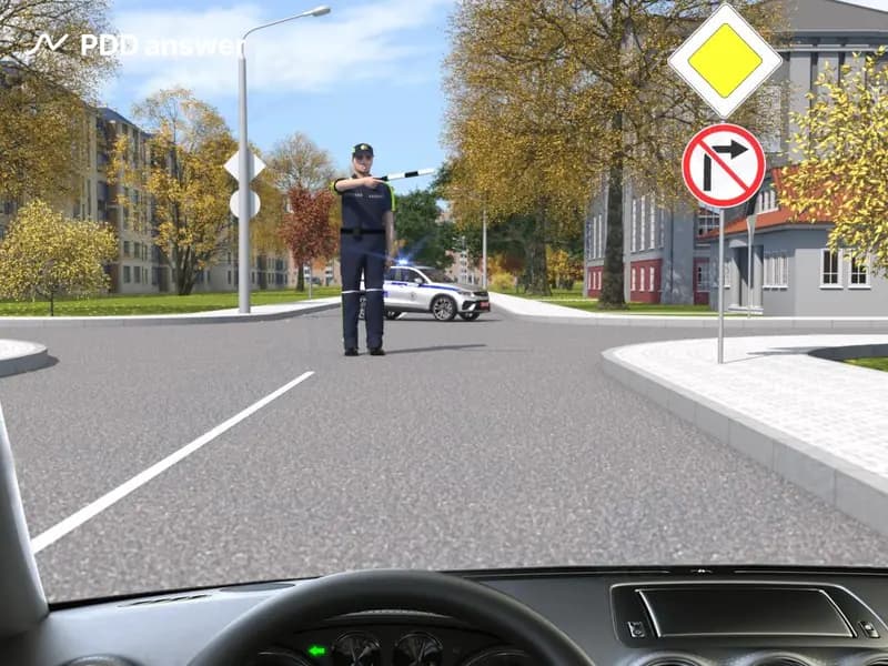 Как Вам следует поступить в показанной ситуации, если Вы намеревались повернуть налево, а регулировщик сигнализирует Вам о необходимости повернуть направо?