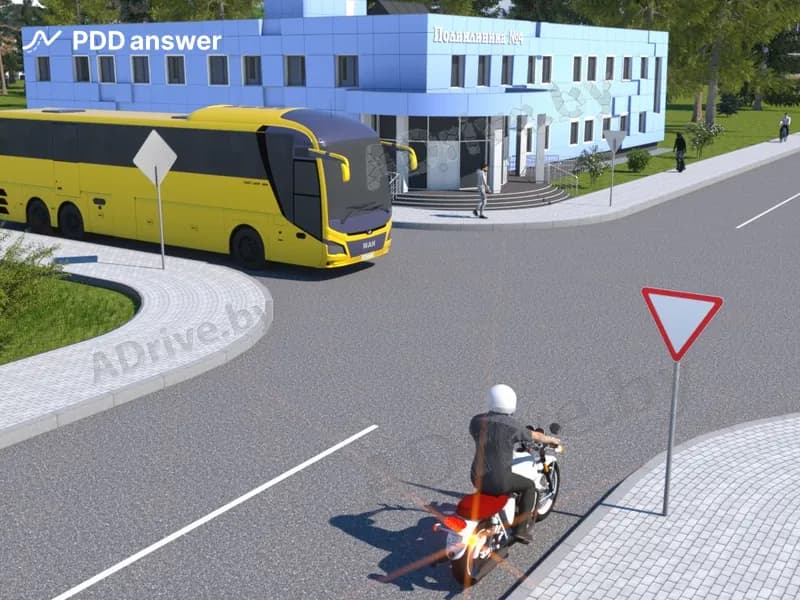Кто в показанной ситуации имеет преимущество, если мотоциклисту необходимо повернуть направо?