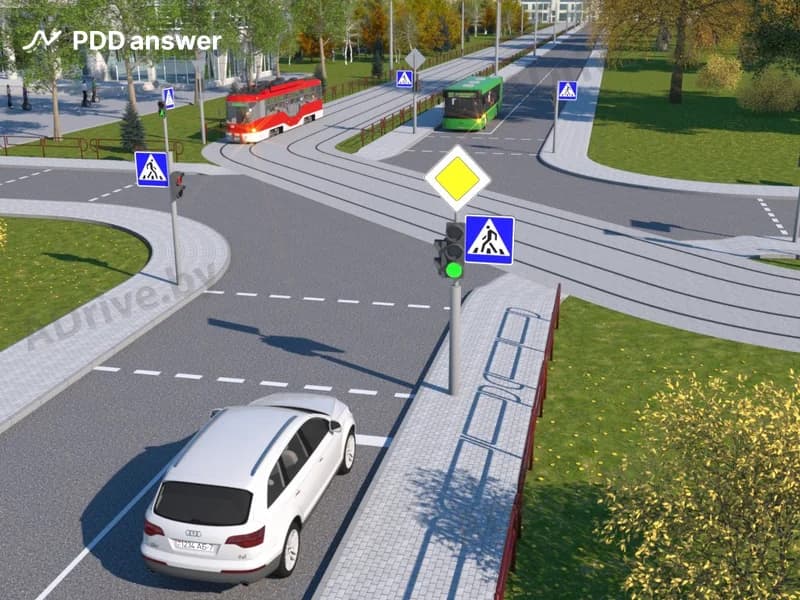 Как в показанной ситуации должен поступить водитель белого легкового автомобиля, если ему необходимо проехать перекрёсток прямо?