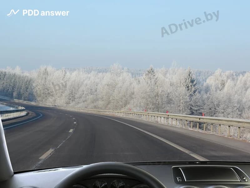 С какой максимальной скоростью Вам, управляя легковым автомобилем, разрешено осуществлять движение по дороге, не являющейся автомагистралью, если Ваш водительский стаж составляет менее двух лет?