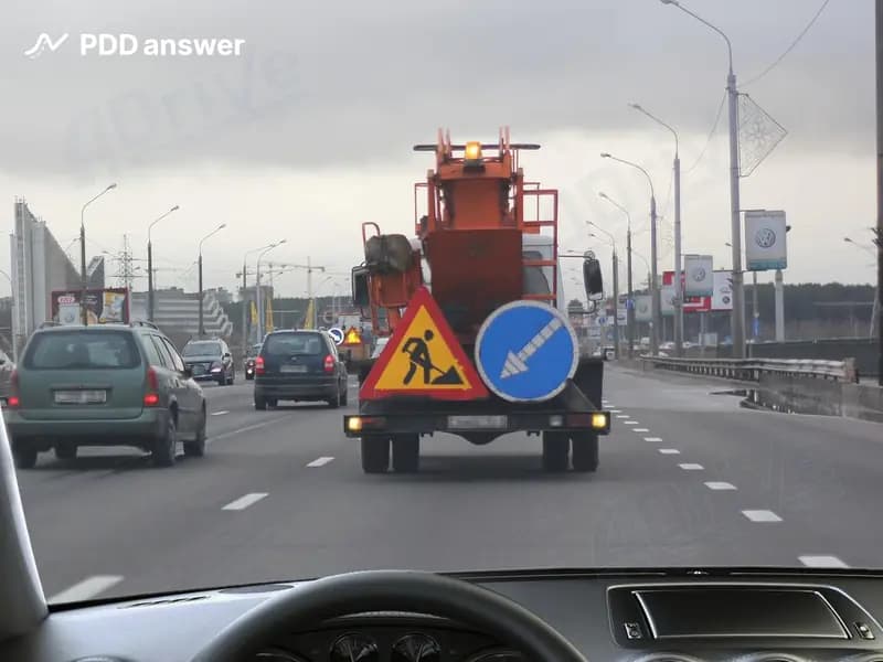 С какой стороны в показанной ситуации Вам разрешено произвести объезд неподвижного препятствия?