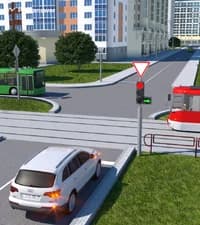 Как в показанной ситуации должен поступить водитель белого легкового автомобиля?