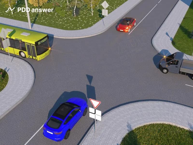 Водитель синего легкового автомобиля в показанной ситуации: