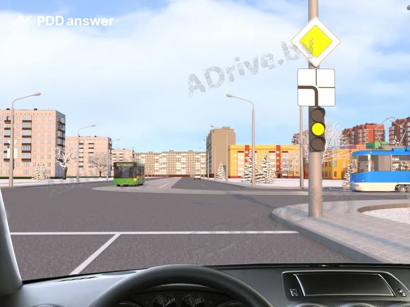 Намереваясь продолжать движение прямо, Вы в показанной ситуации (на светофоре включён жёлтый мигающий сигнал):