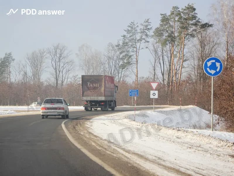 Является ли перекрёстком пересечение (примыкание, разветвление) дорог, на котором организовано круговое движение?