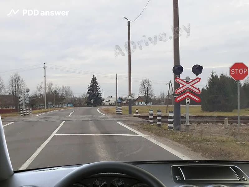 В каком месте водитель должен остановиться, если в пределах видимости к железнодорожному переезду не приближается железнодорожное транспортное средство?