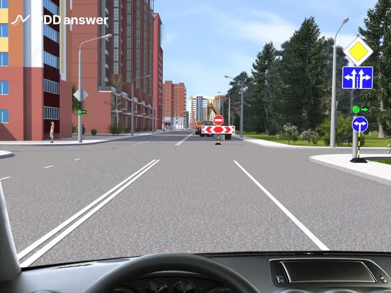 В каких направлениях Вам разрешено продолжить движение в показанной ситуации из занимаемой полосы движения?