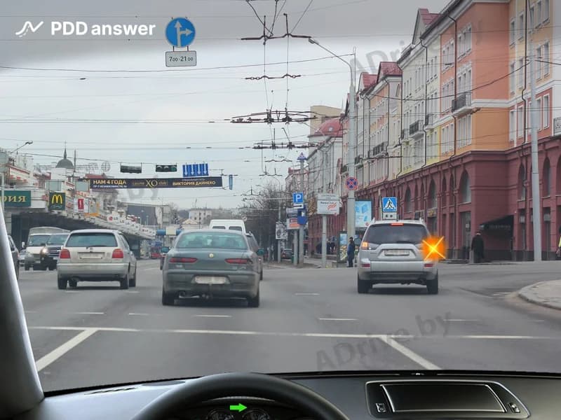 Разрешается ли Вам, управляя легковым автомобилем, выполнить поворот направо из занимаемой полосы движения в показанной ситуации?