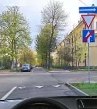 В каких направлениях из перечисленных Вам разрешено продолжить движение в показанной ситуации?