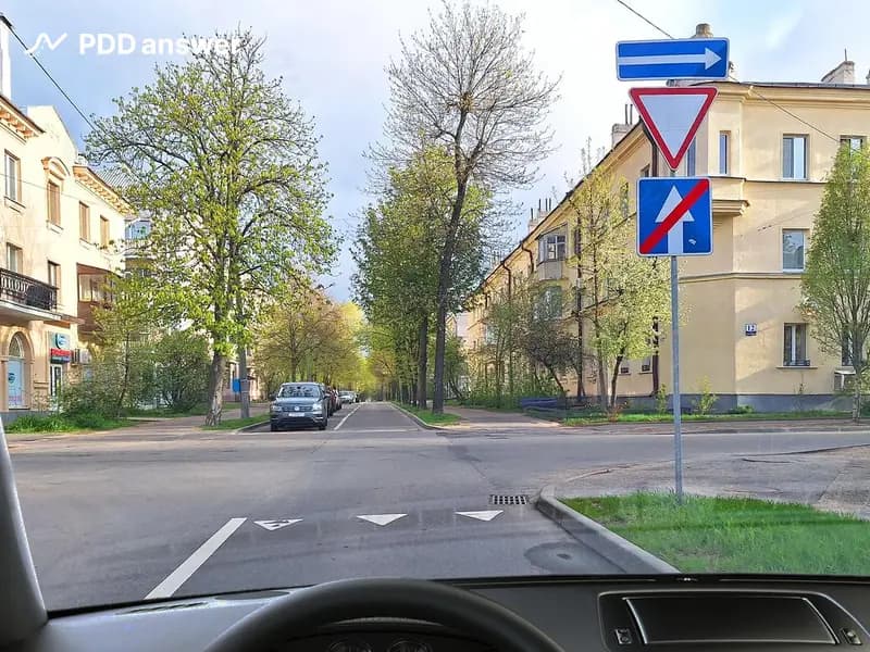 В каких направлениях из перечисленных Вам разрешено продолжить движение в показанной ситуации?