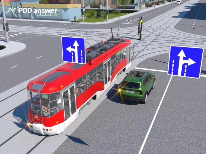 В показанной ситуации водители трамвая и легкового автомобиля намерены повернуть налево. При этом водитель легкового автомобиля: