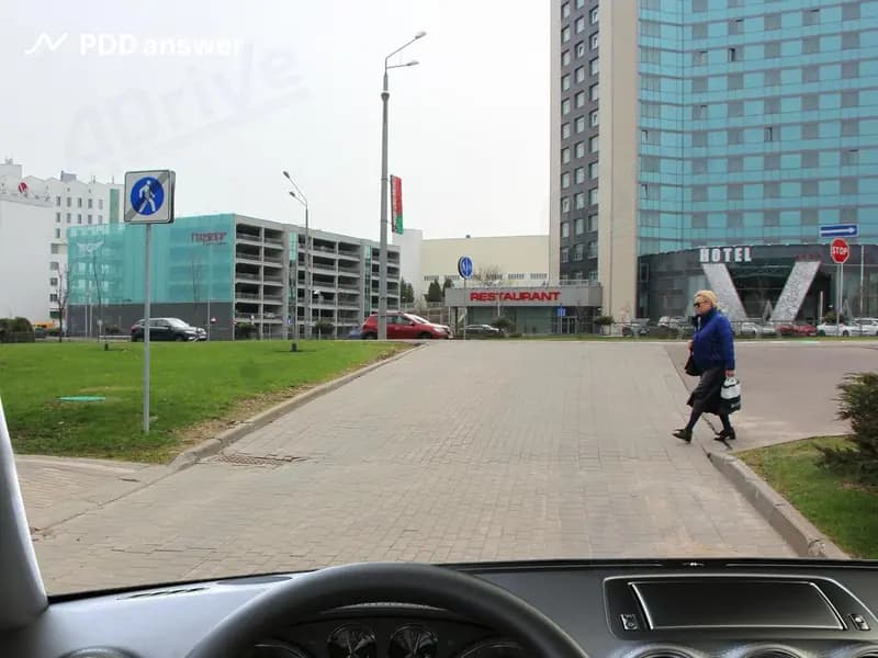 Выезжая из пешеходной зоны, должны ли Вы предоставить преимущество пешеходу в показанной ситуации?