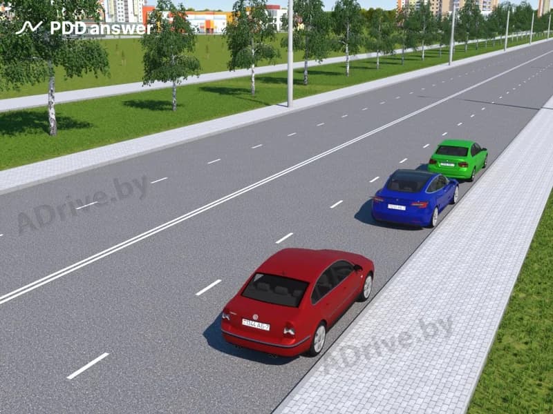 Водитель красного автомобиля совершил вынужденную остановку, вызванную технической неисправностью. Должен ли он в показанной ситуации включить аварийную световую сигнализацию и выставить знак аварийной остановки?