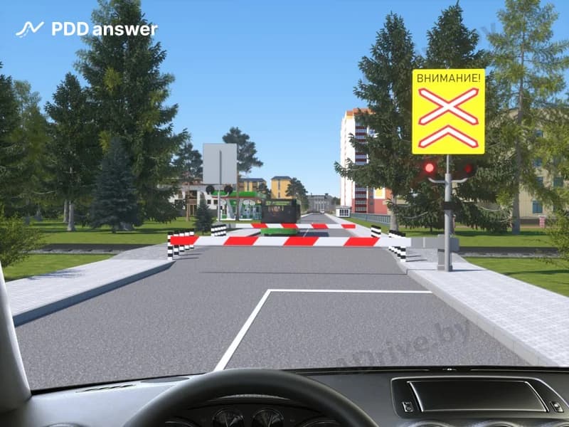 О чём информирует водителя дорожный знак, изображённый на фоне жёлтого экрана (щита) с надписью «Внимание!»?