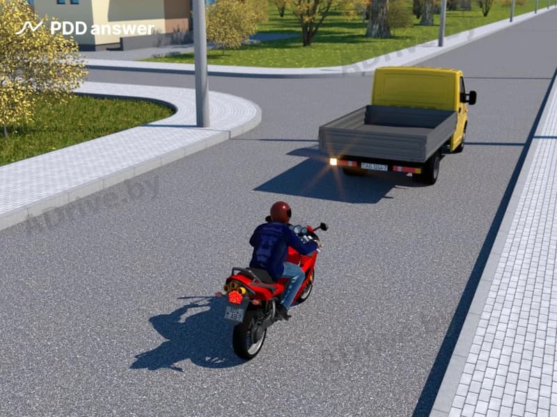 Грузовой автомобиль подал сигнал левого поворота и приступил к выполнению манёвра. С какой стороны разрешается выполнить его объезд водителю мотоцикла?