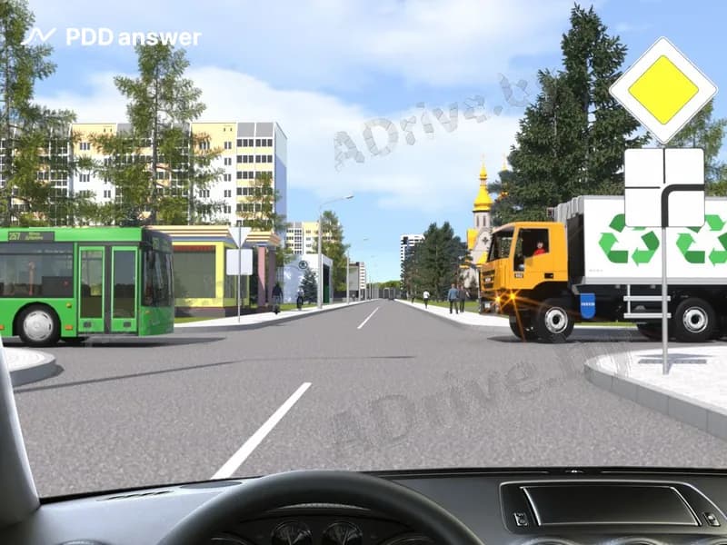 В показанной ситуации при движении прямо Вы, управляя легковым автомобилем: