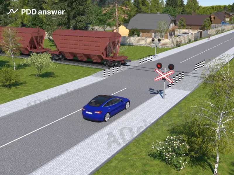 Как должен поступить водитель синего автомобиля в показанной ситуации (поезд стоит, на светофоре включены красные мигающие сигналы)?