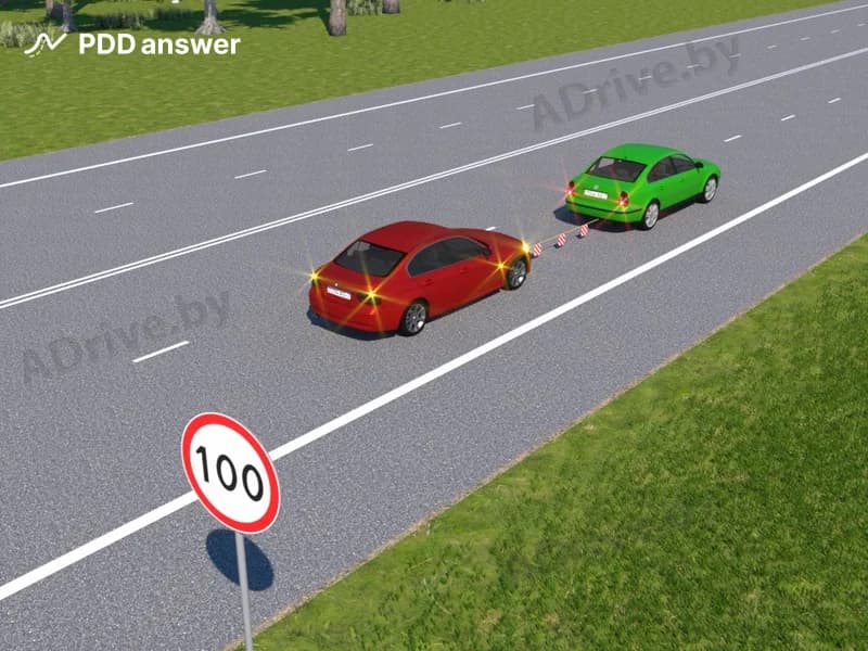 С какой максимальной скоростью разрешается движение автомобилей при буксировке вне населённого пункта в показанной ситуации?