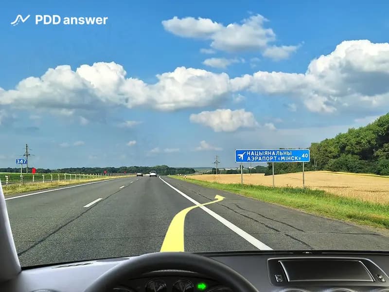 Разрешено ли Вам, управляя легковым автомобилем, остановиться в показанной ситуации на обочине дороги, обозначенной дорожным знаком «5.3 Дорога для автомобилей»?