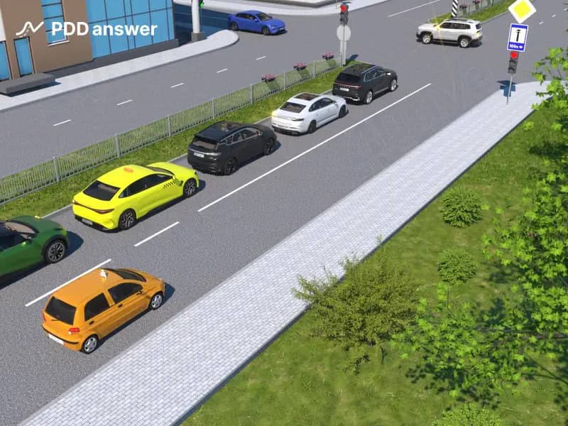 Лицу, обучаемому управлению механическим транспортным средством, поступила команда инструктора: «На ближайшем обозначенном перекрёстке развернитесь». Как ему следует поступить, если левая полоса занята стоящими транспортными средствами в ожидании включения разрешающего сигнала светофора?