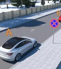 Кто из водителей легковых автомобилей в показанной ситуации нарушил Правила дорожного движения, поставив свой автомобиль на стоянку?