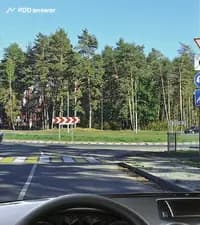 Что означают дорожные знаки, установленные перед перекрёстком, на котором организовано круговое движение, в показанной ситуации?