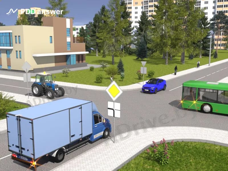 Какое транспортное средство в показанной ситуации должно проехать перекрёсток первым?