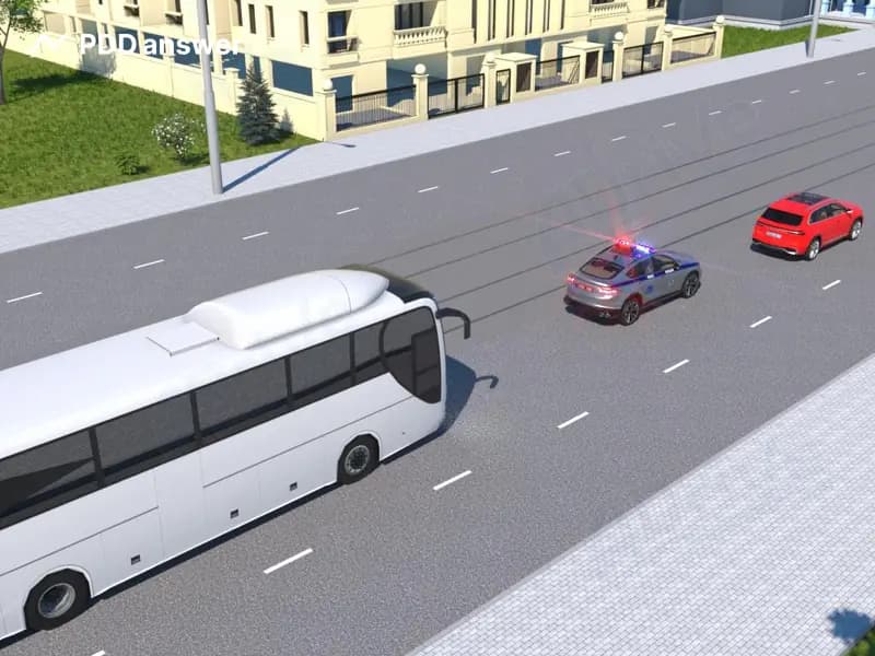 Как в показанной ситуации должен поступить водитель красного легкового автомобиля при приближении транспортного средства оперативного назначения с включёнными маячками синего и красного цветов, сопровождающего транспортную колонну?