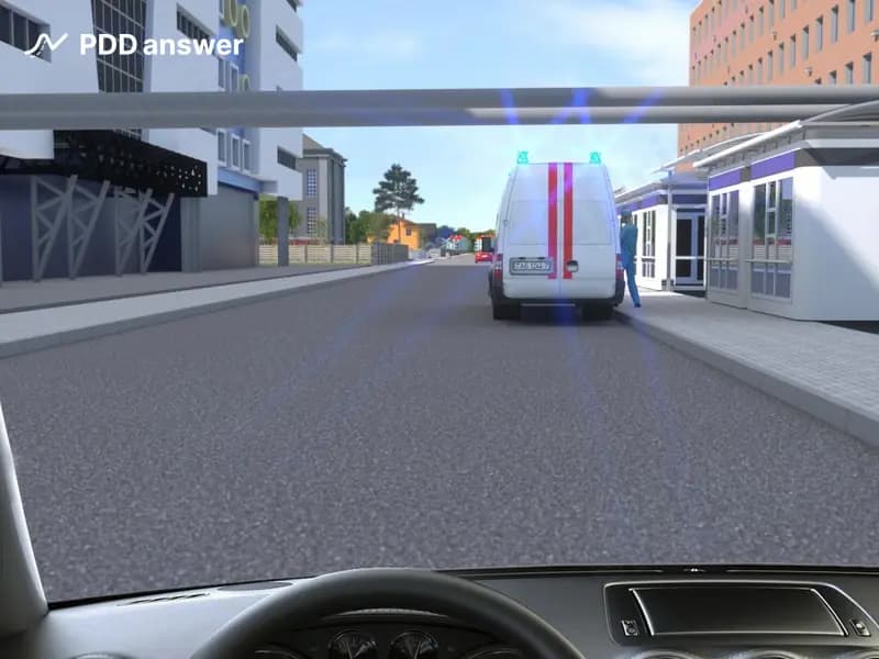 Как Вы должны поступить, приближаясь к стоящему автомобилю скорой медицинской помощи с включенными маячками синего цвета?