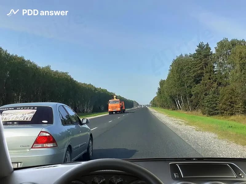 Вас обгоняет автомобиль. Несмотря на то, что встречный грузовой автомобиль приблизился на опасно близкое расстояние, водитель не прекращает обгон. Как Вам следует поступить в такой ситуации?