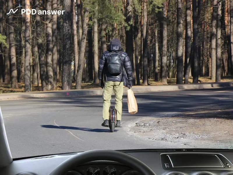 Двигаясь на автомобиле по территории, обозначенной дорожным знаком «Жилая зона», имеете ли Вы преимущество перед водителем средства персональной мобильности?