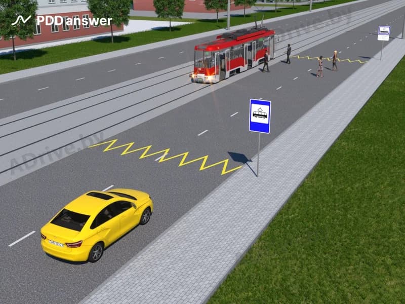 Как должен поступить водитель жёлтого автомобиля, подъезжая к остановочному пункту трамвая, где происходит посадка (высадка) пассажиров с проезжей части дороги?