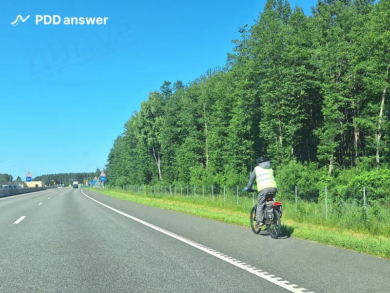 В каком случае при движении вне населённого пункта в тёмное время суток и (или) при недостаточной видимости велосипедист может не быть одет в одежду повышенной видимости со световозвращающими элементами?
